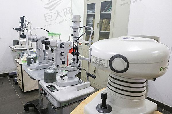 北京民众眼科医院激光治 疗室