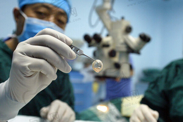 晶体植入近视眼手术的利与弊
